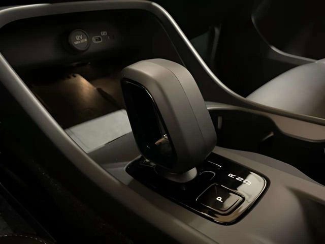 Used 2025 Volvo XC40 B5 Core image 21