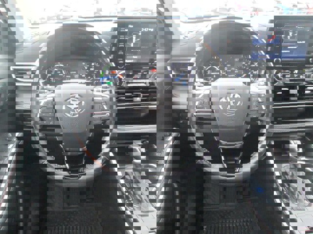 Used 2021 Toyota Highlander XLE image 17