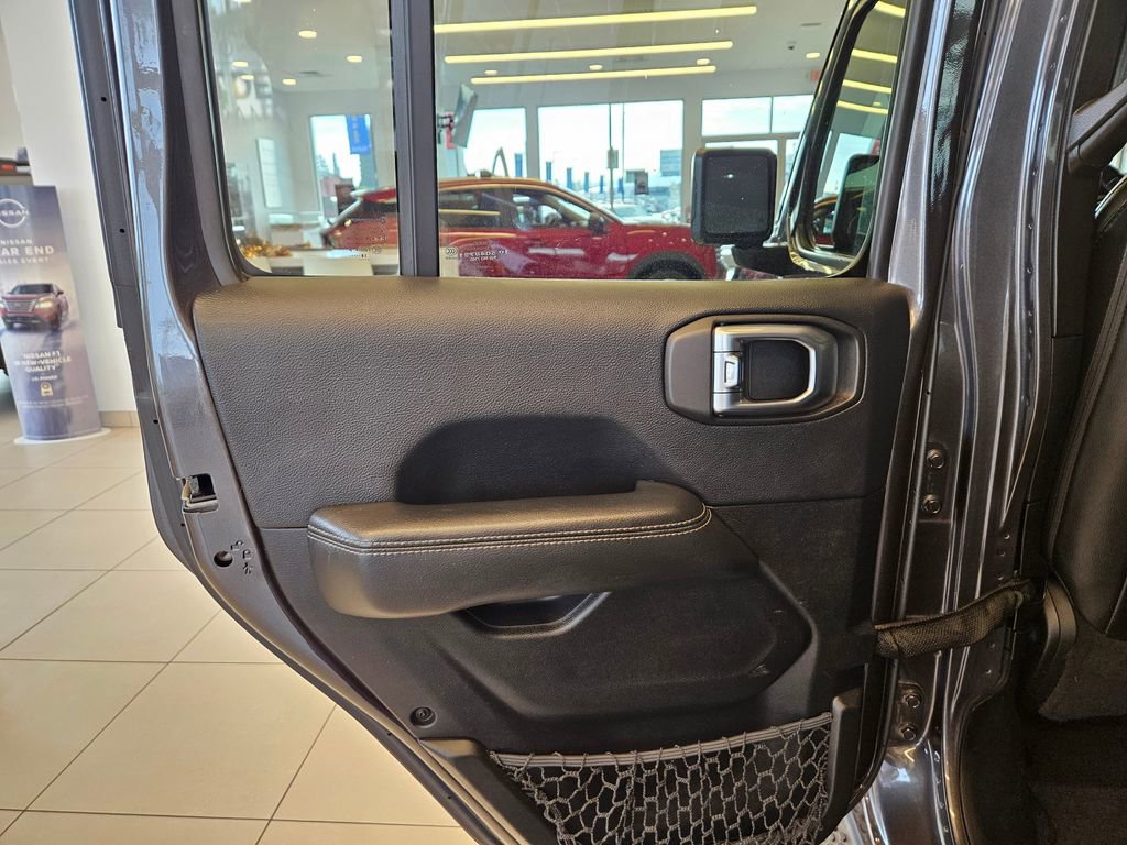 Used 2018 Jeep Wrangler Unlimited Sahara image 25