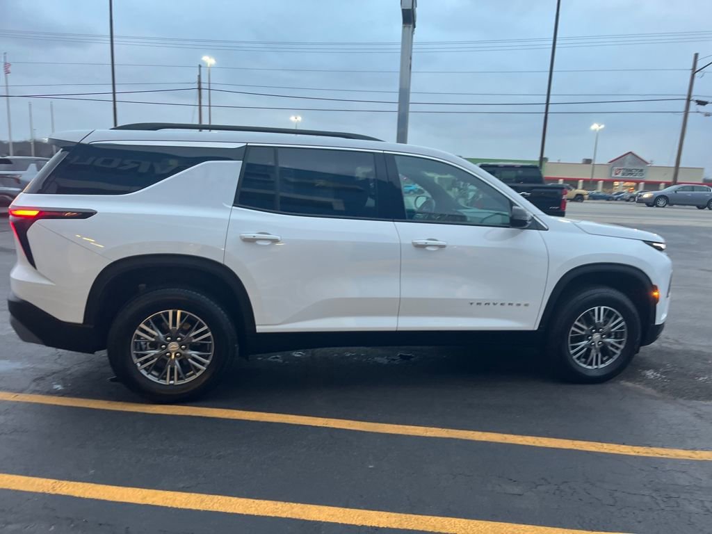 Used 2025 Chevrolet Traverse LT image 5