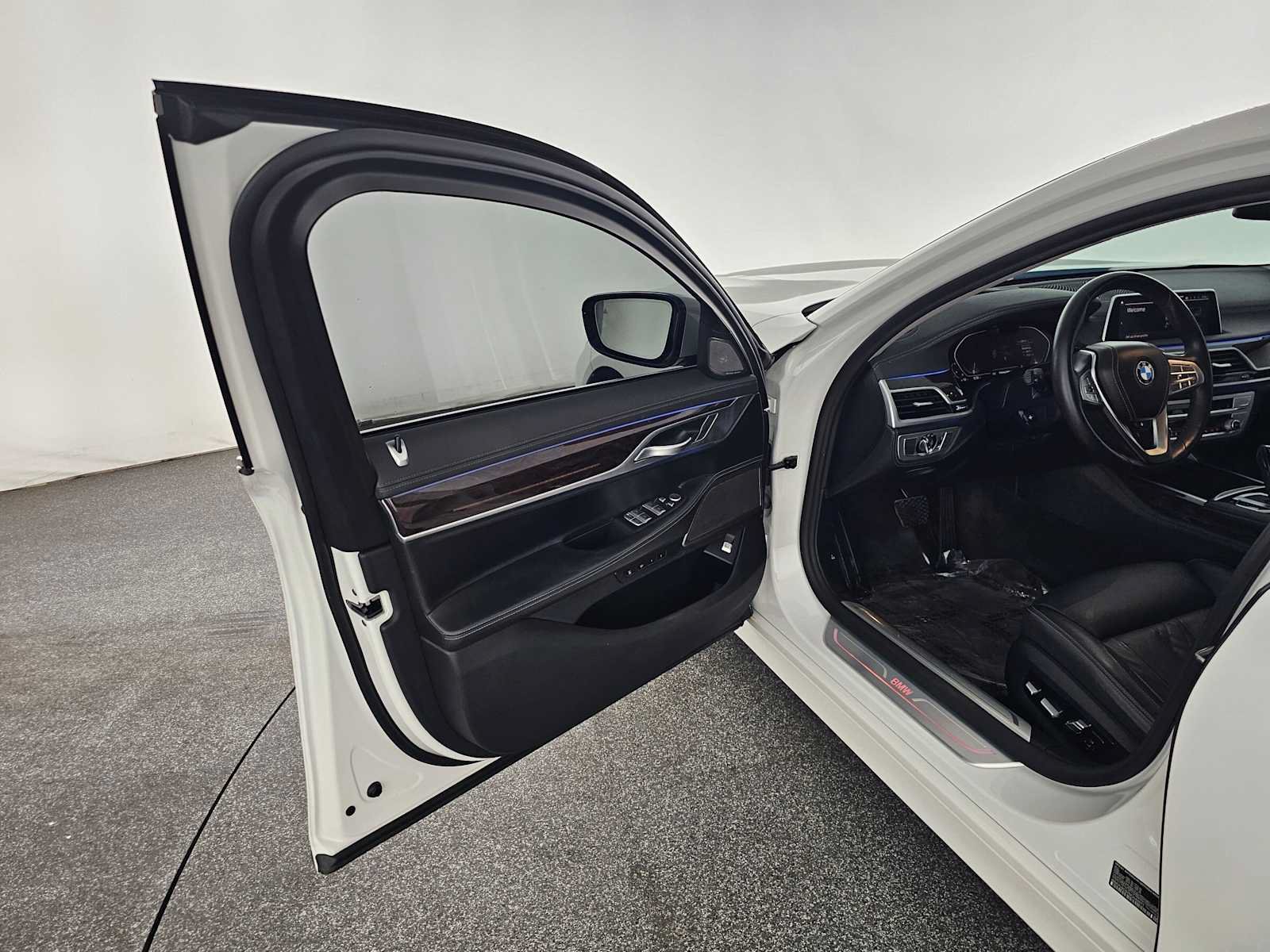 Used 2022 BMW 750i xDrive AWD/4WD image 19