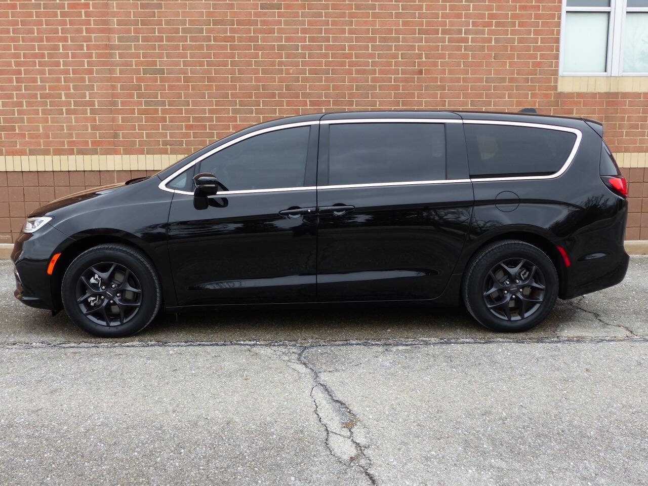 Used 2025 Chrysler Pacifica Select FWD image 7