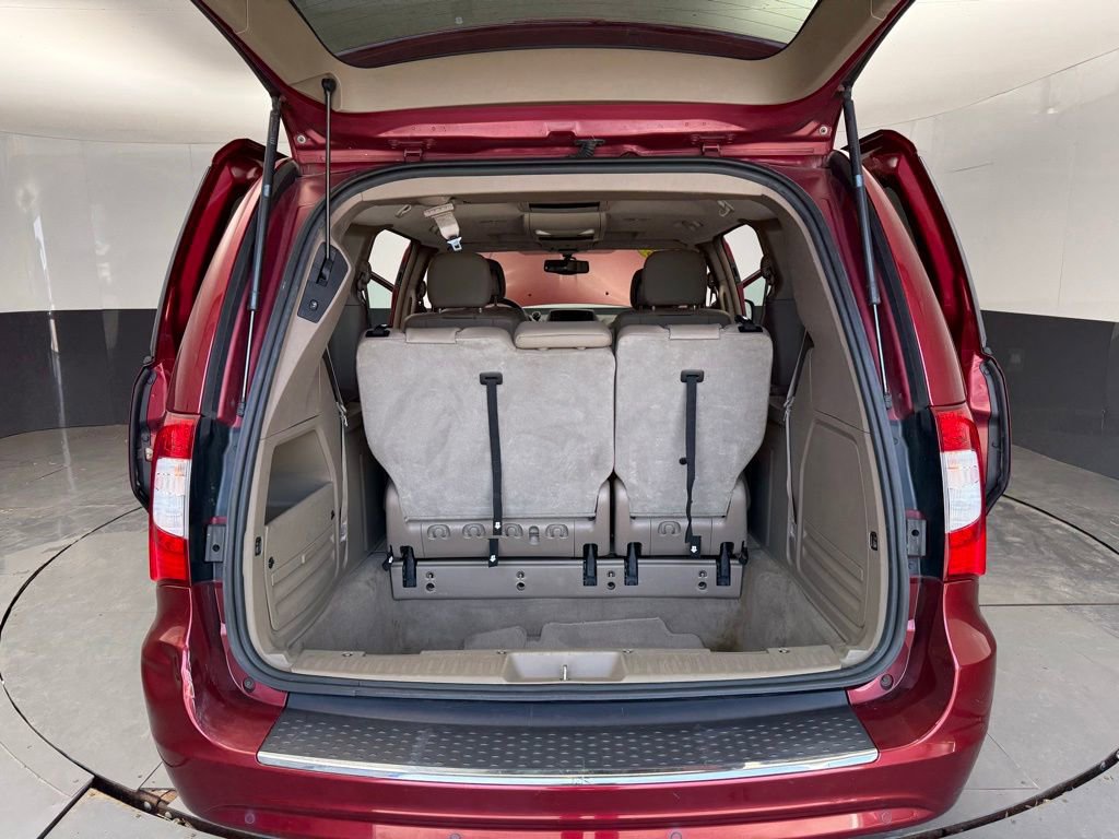 Used 2016 Chrysler Town & Country Touring-L image 6