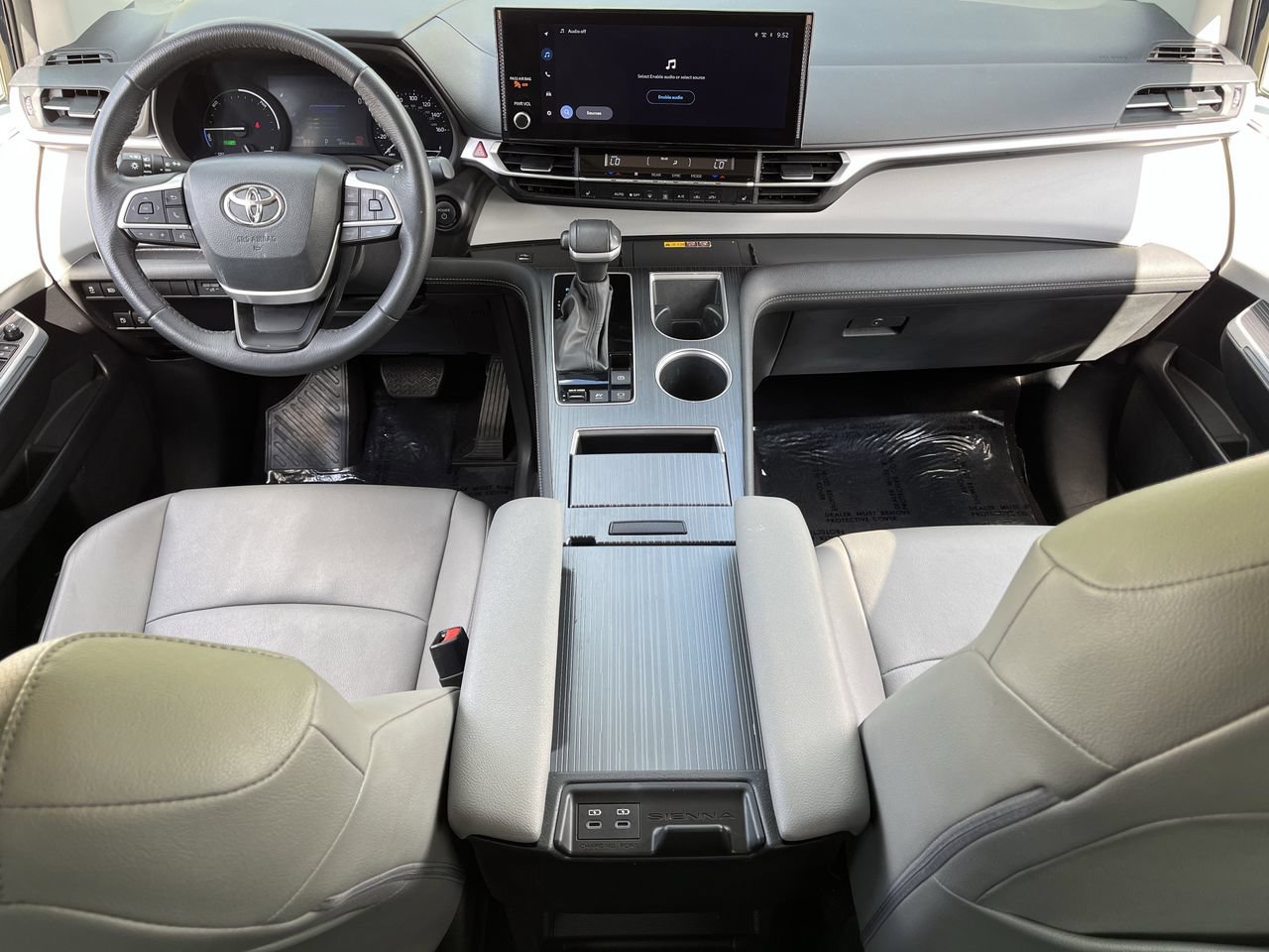 Used 2025 Toyota Sienna XLE FWD image 9