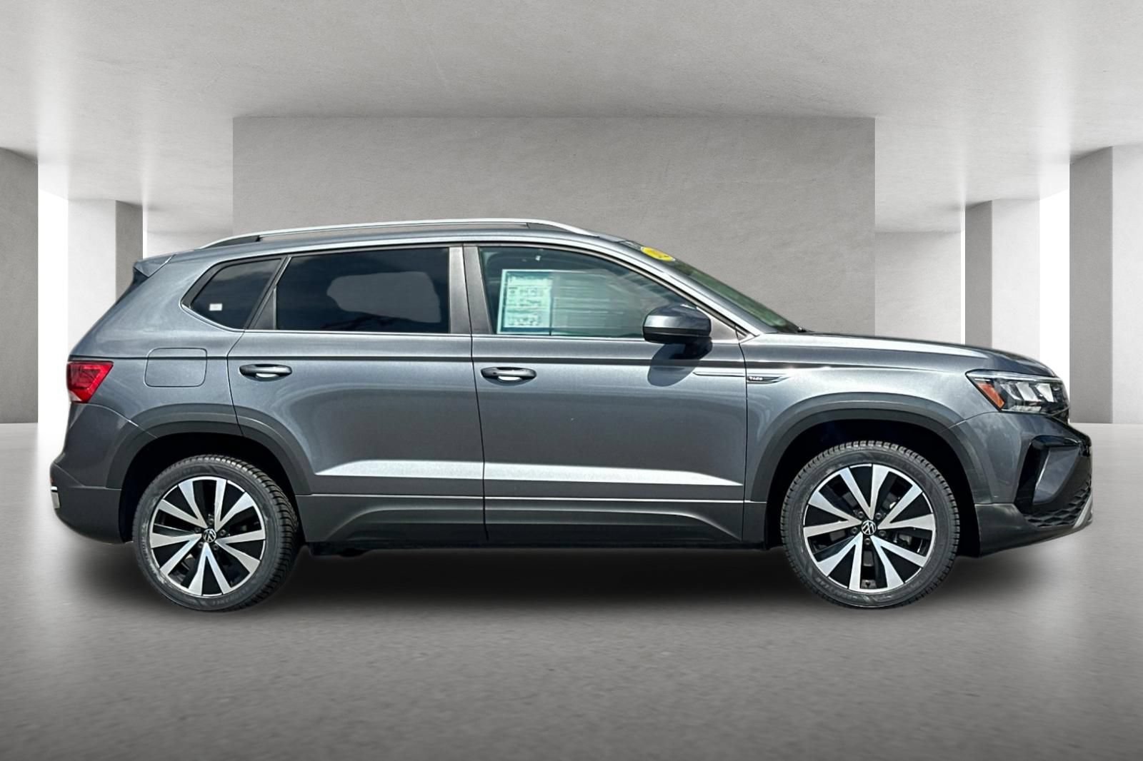 Used 2022 Volkswagen Taos SE FWD image 3