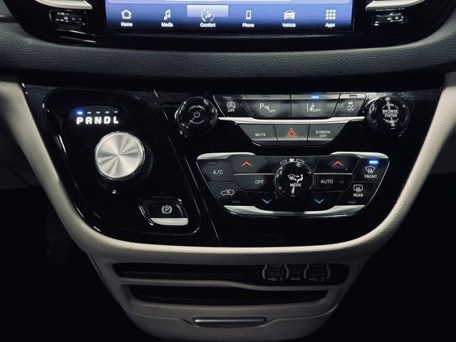 Certified 2024 Chrysler Pacifica Touring-L image 35