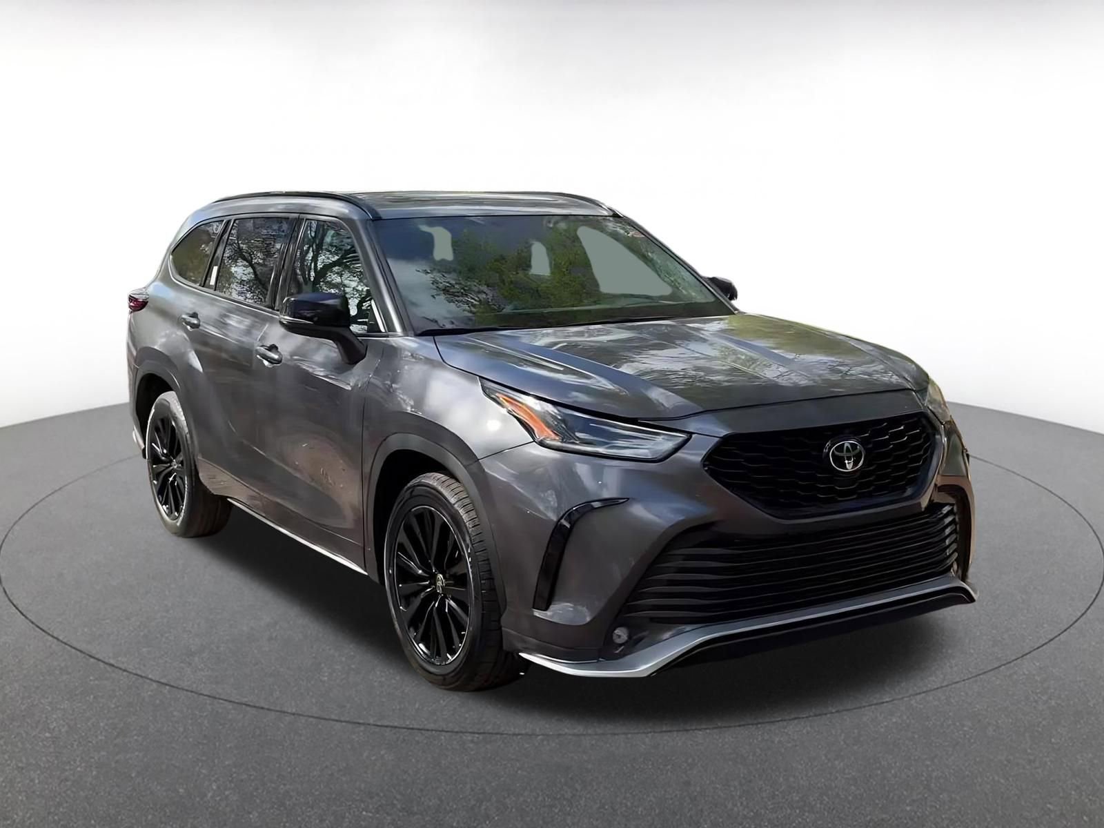 Used 2024 Toyota Highlander XSE image 3