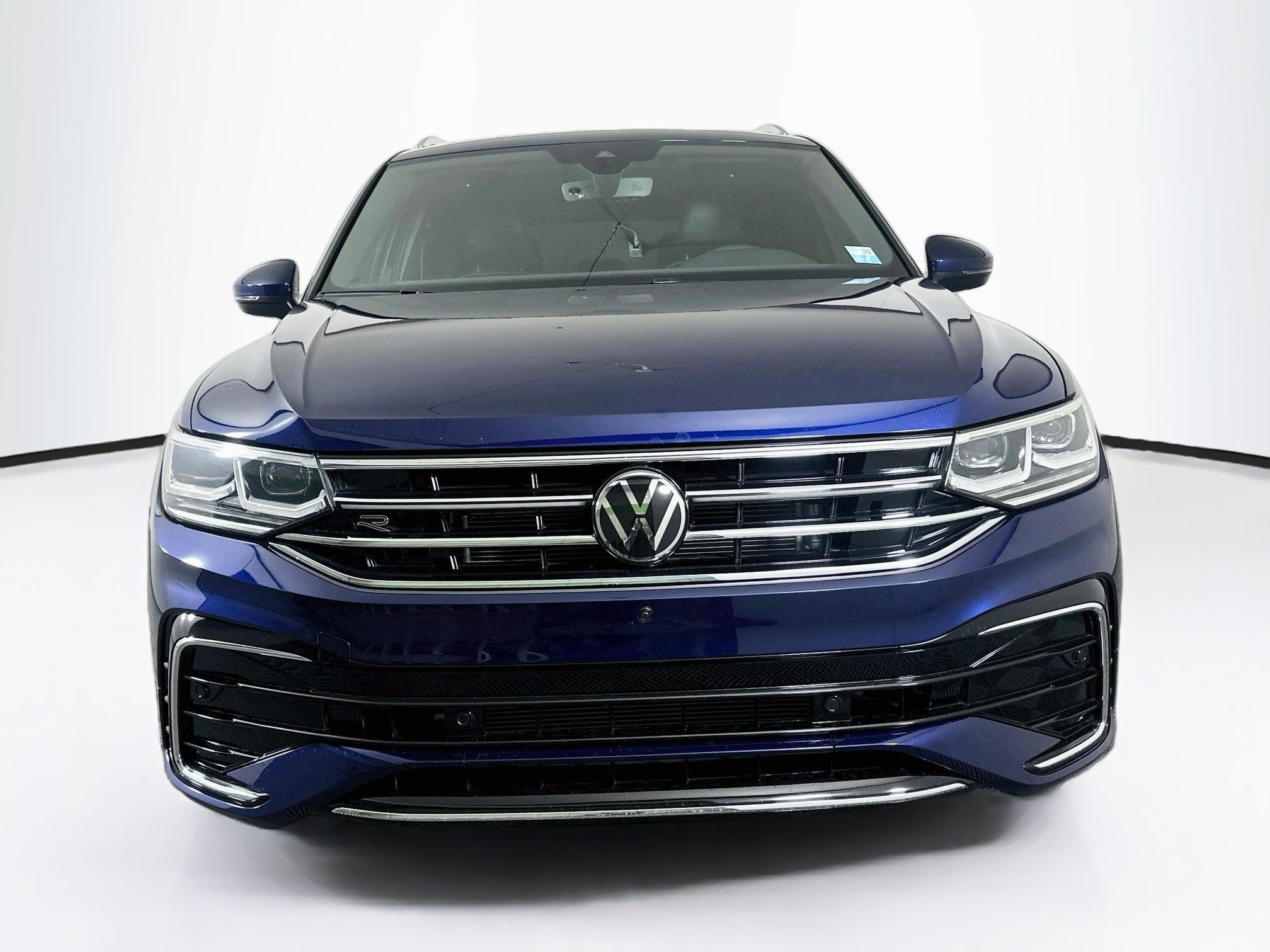 Used 2024 Volkswagen Tiguan SEL R-Line AWD/4WD image 2