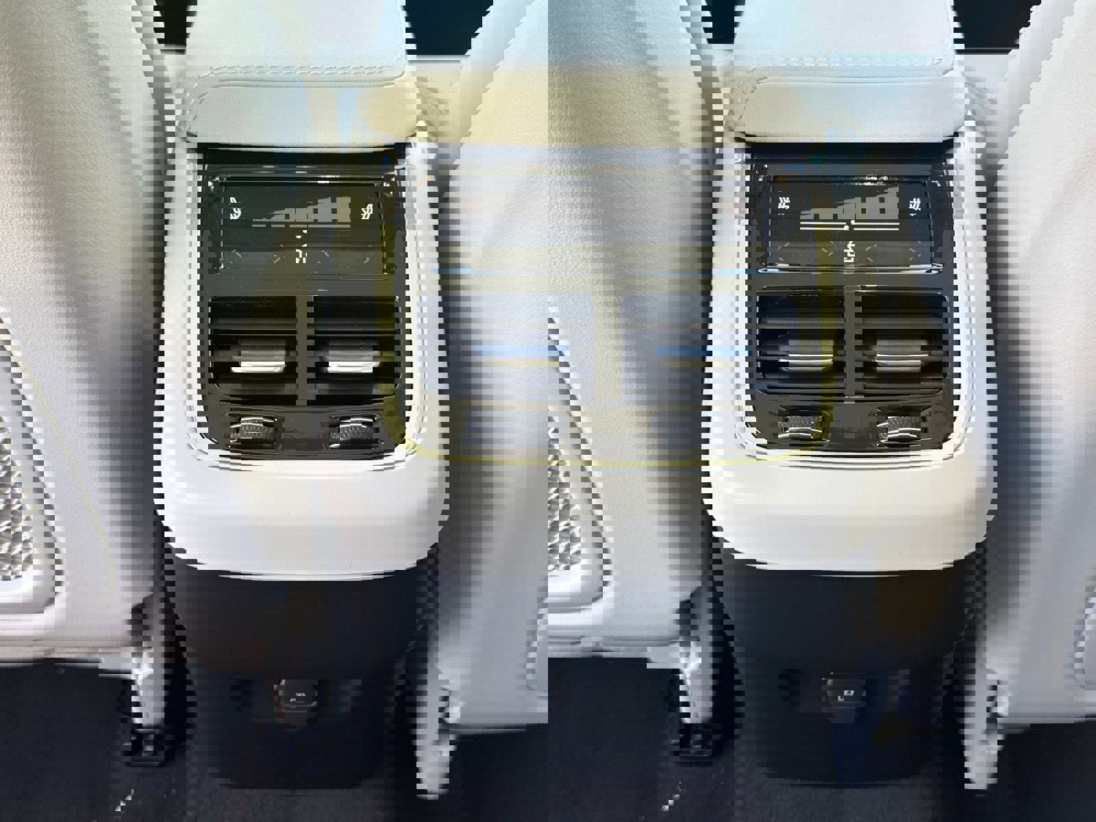 New 2026 Volvo XC60 B5 Ultra w/ Climate Package image 15