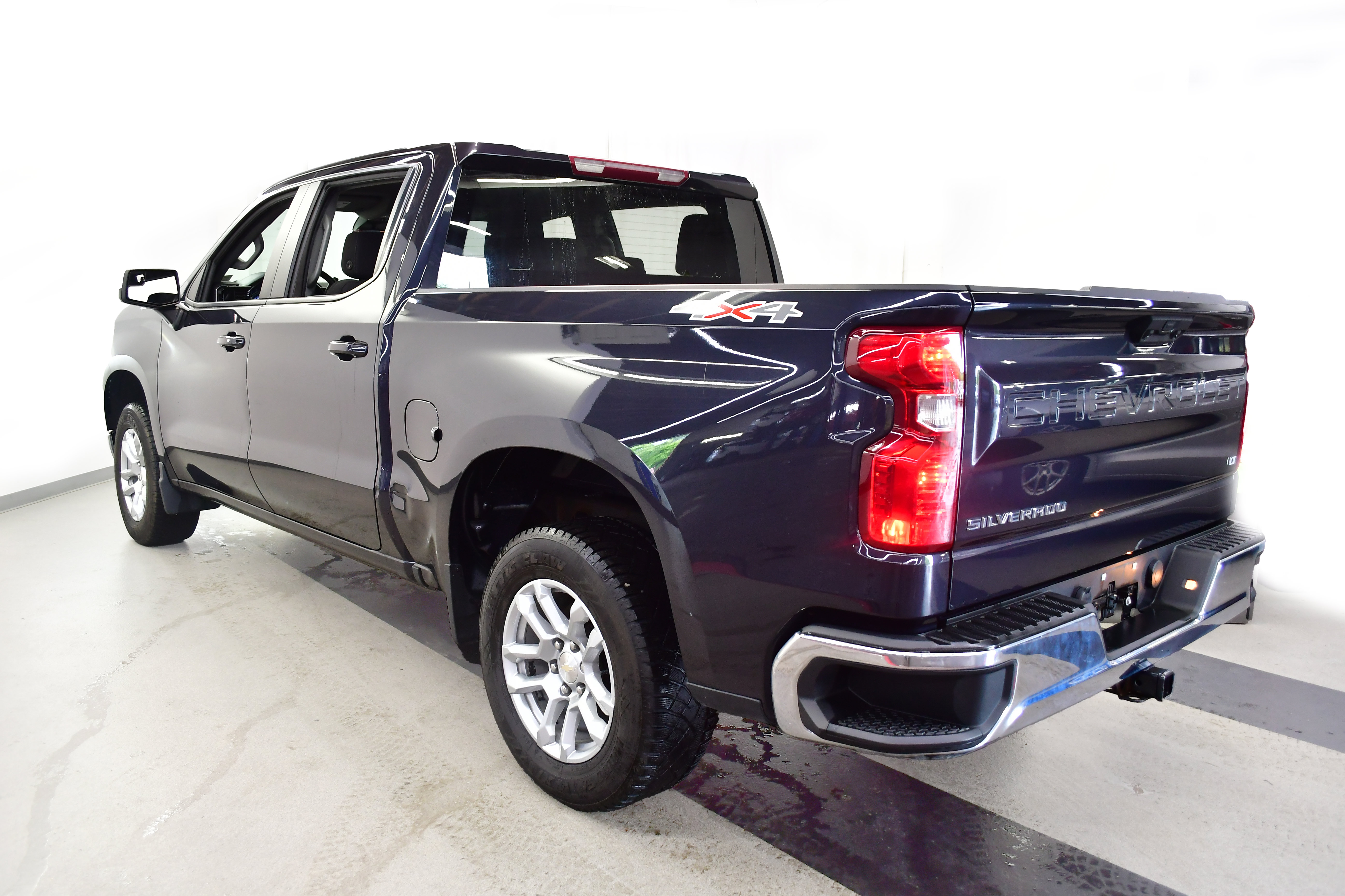Used 2022 Chevrolet Silverado 1500 LT AWD/4WD image 5