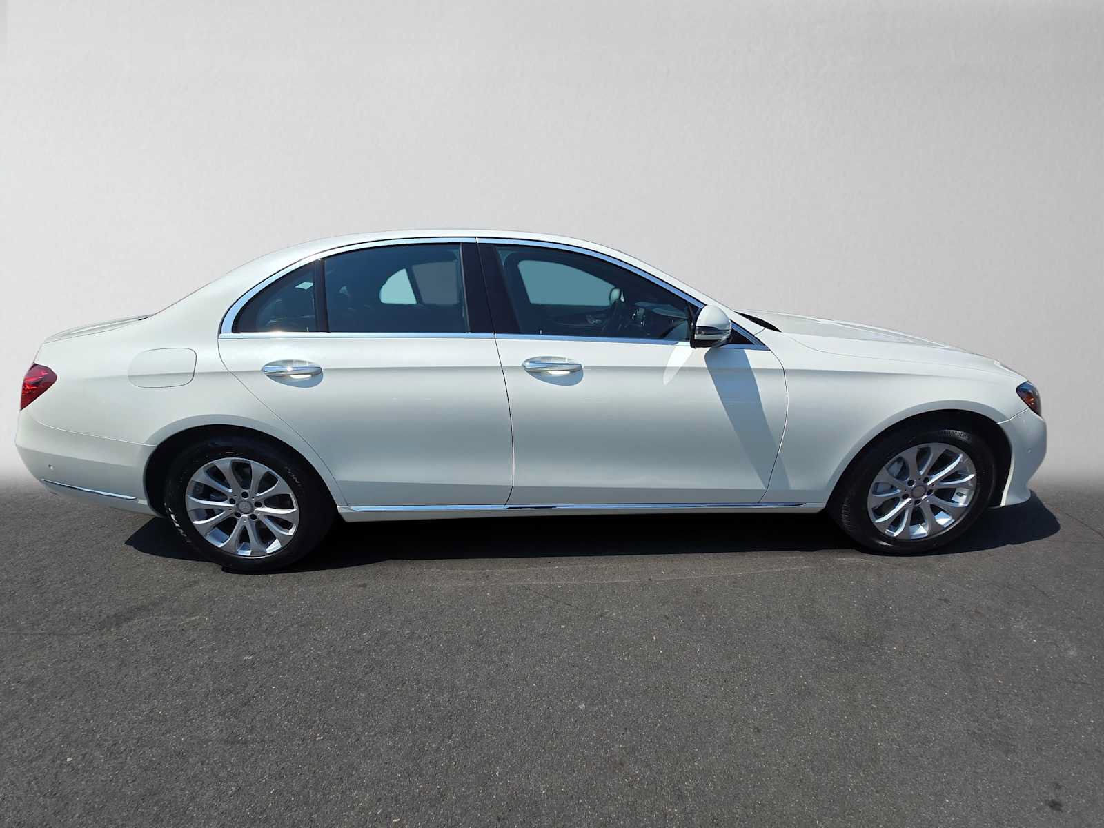 Used 2017 Mercedes-Benz E 300 4MATIC image 2