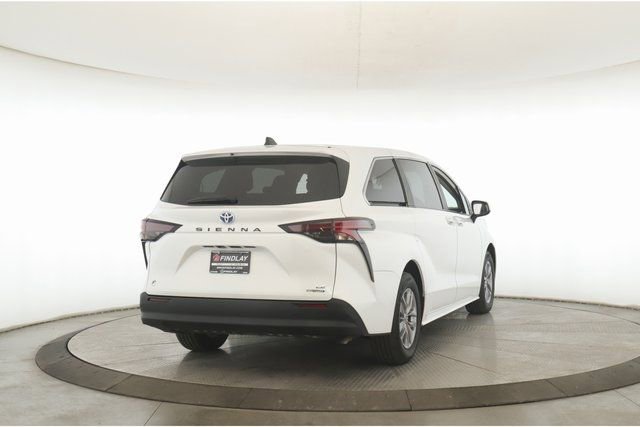 Used 2024 Toyota Sienna LE image 7