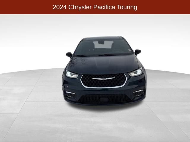 Used 2024 Chrysler Pacifica Touring image 2