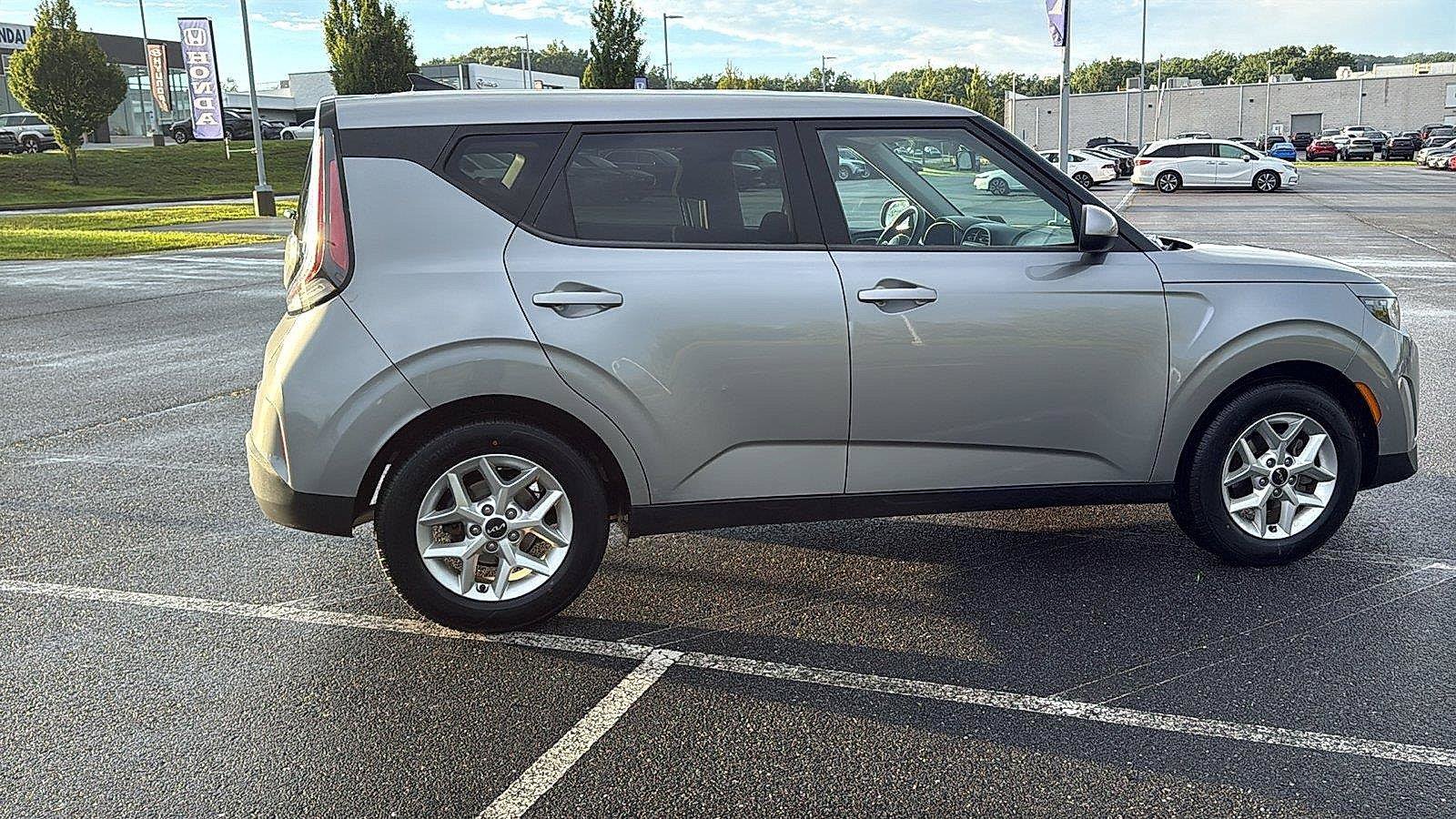 Used 2023 Kia Soul LX w/ Option Group 015 FWD image 4