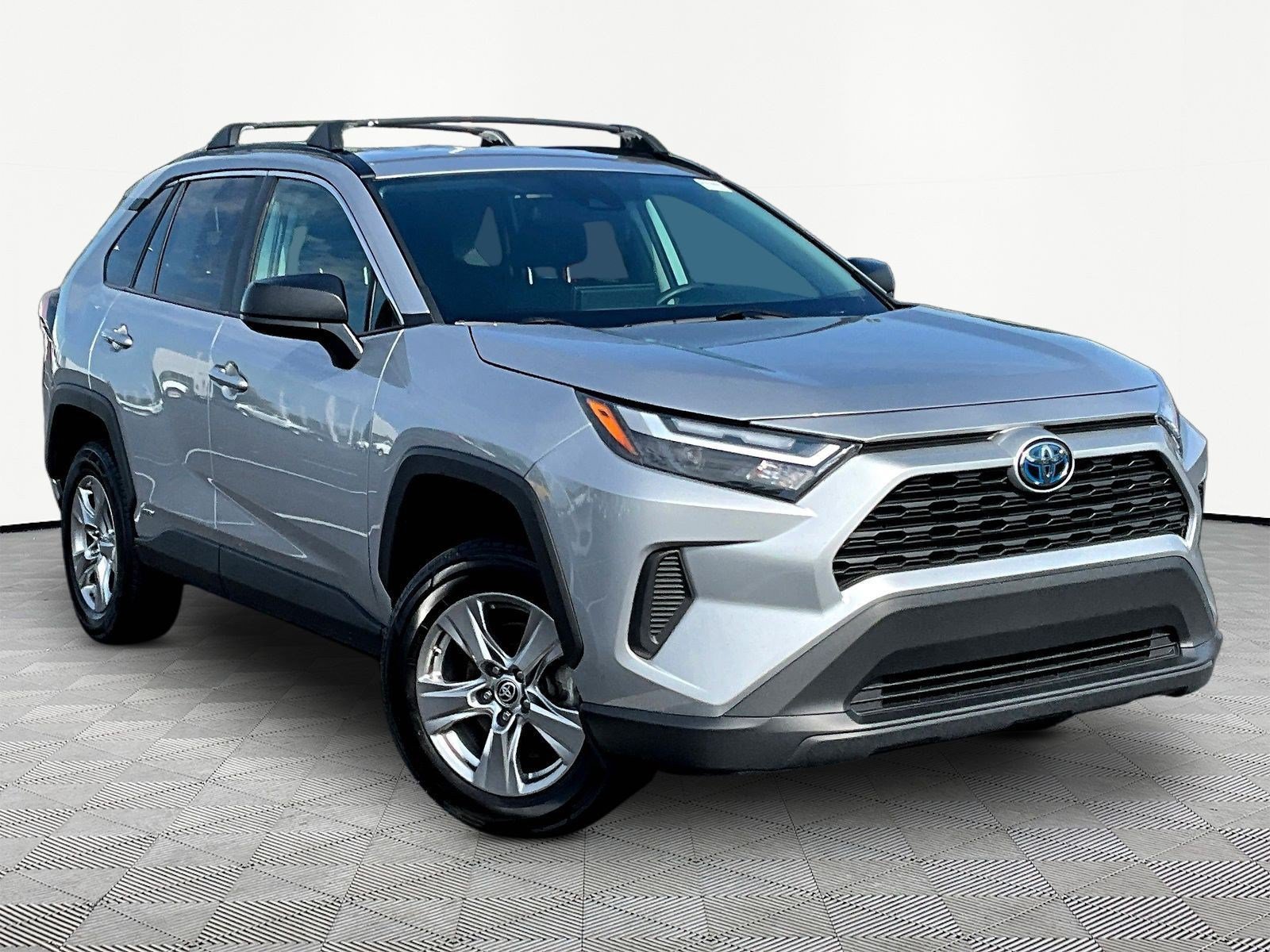 Used 2024 Toyota RAV4 LE AWD/4WD image 3