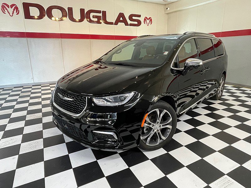 Used 2025 Chrysler Pacifica Pinnacle FWD image 1