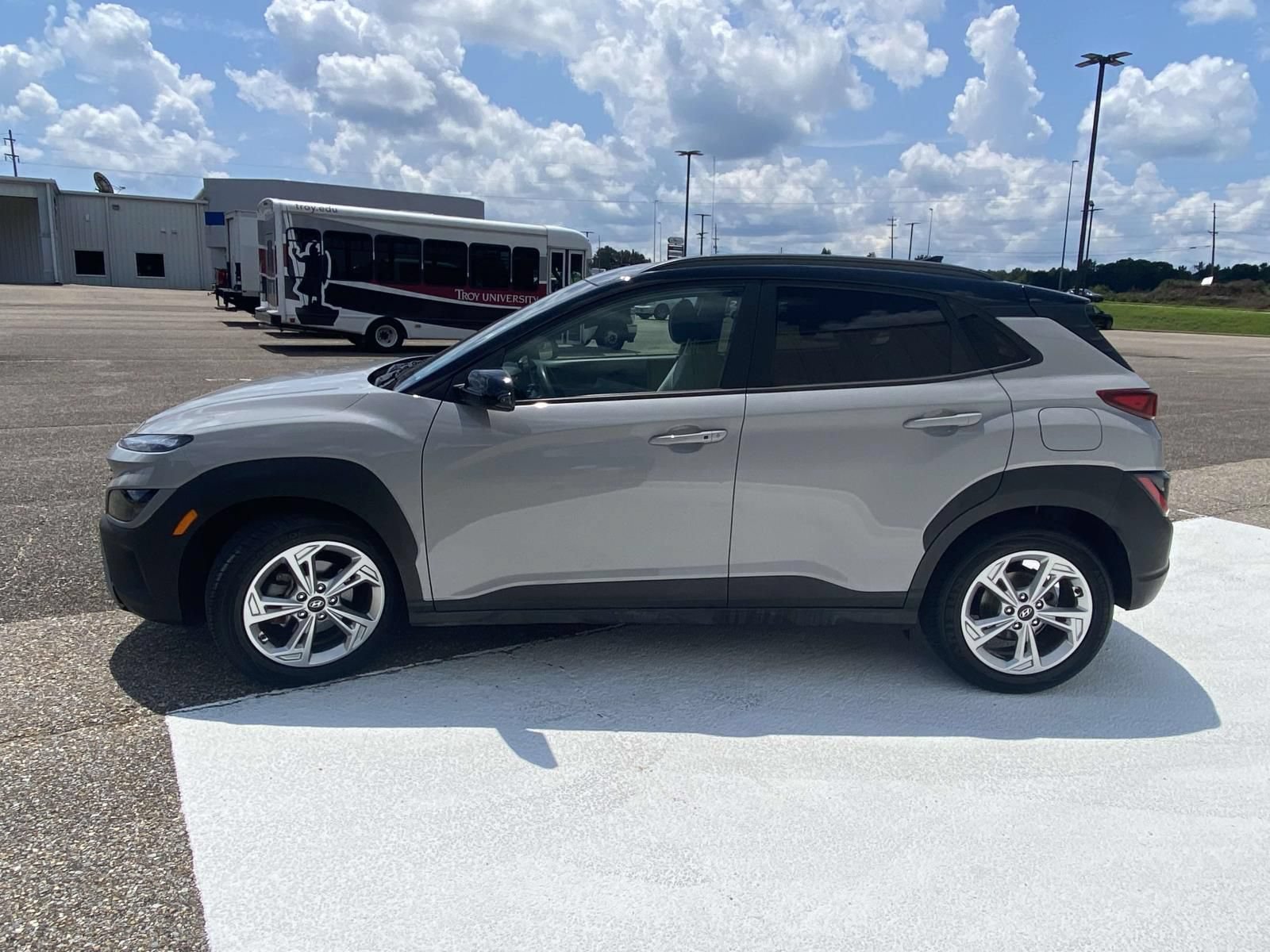Used 2023 Hyundai Kona SEL FWD image 4