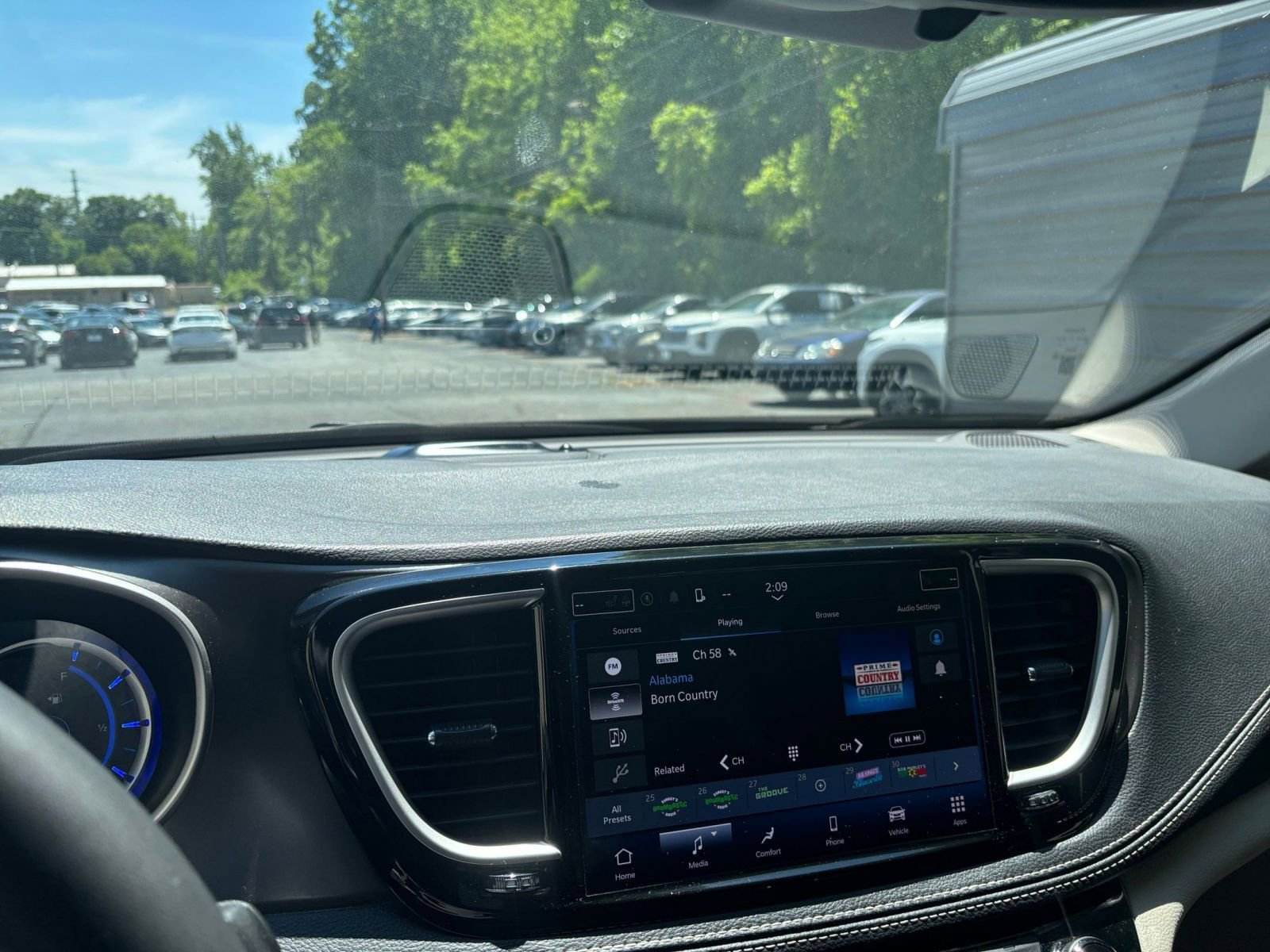 Used 2023 Chrysler Pacifica Touring-L FWD image 17