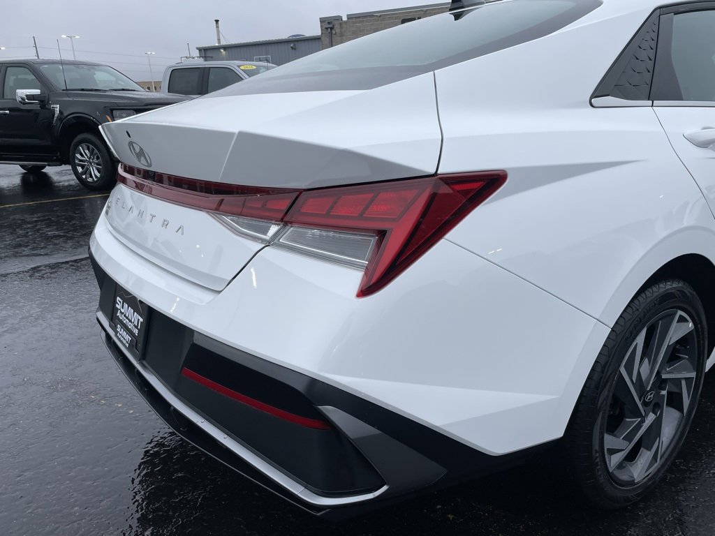 Used 2025 Hyundai Elantra SEL image 31