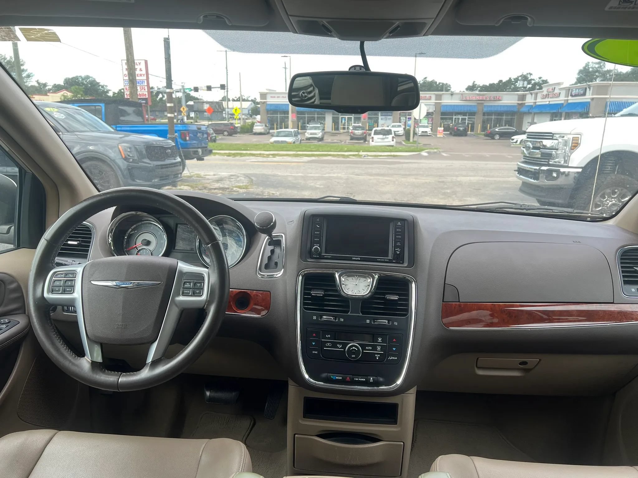 Used 2013 Chrysler Town & Country Touring FWD image 11