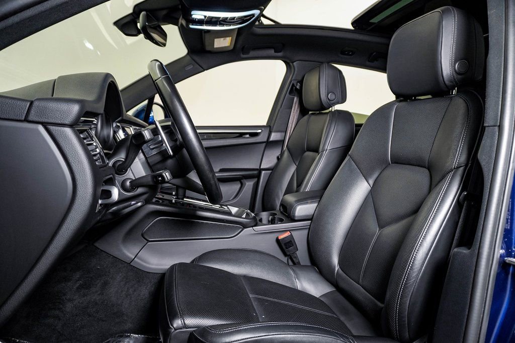 Certified 2023 Porsche Macan image 5