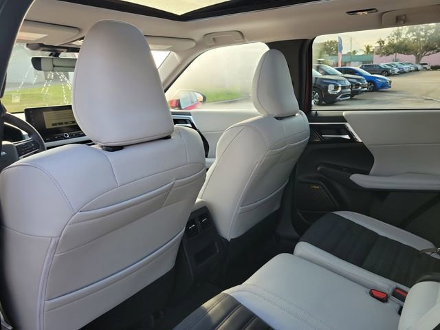 New 2025 Mitsubishi Outlander SE image 15