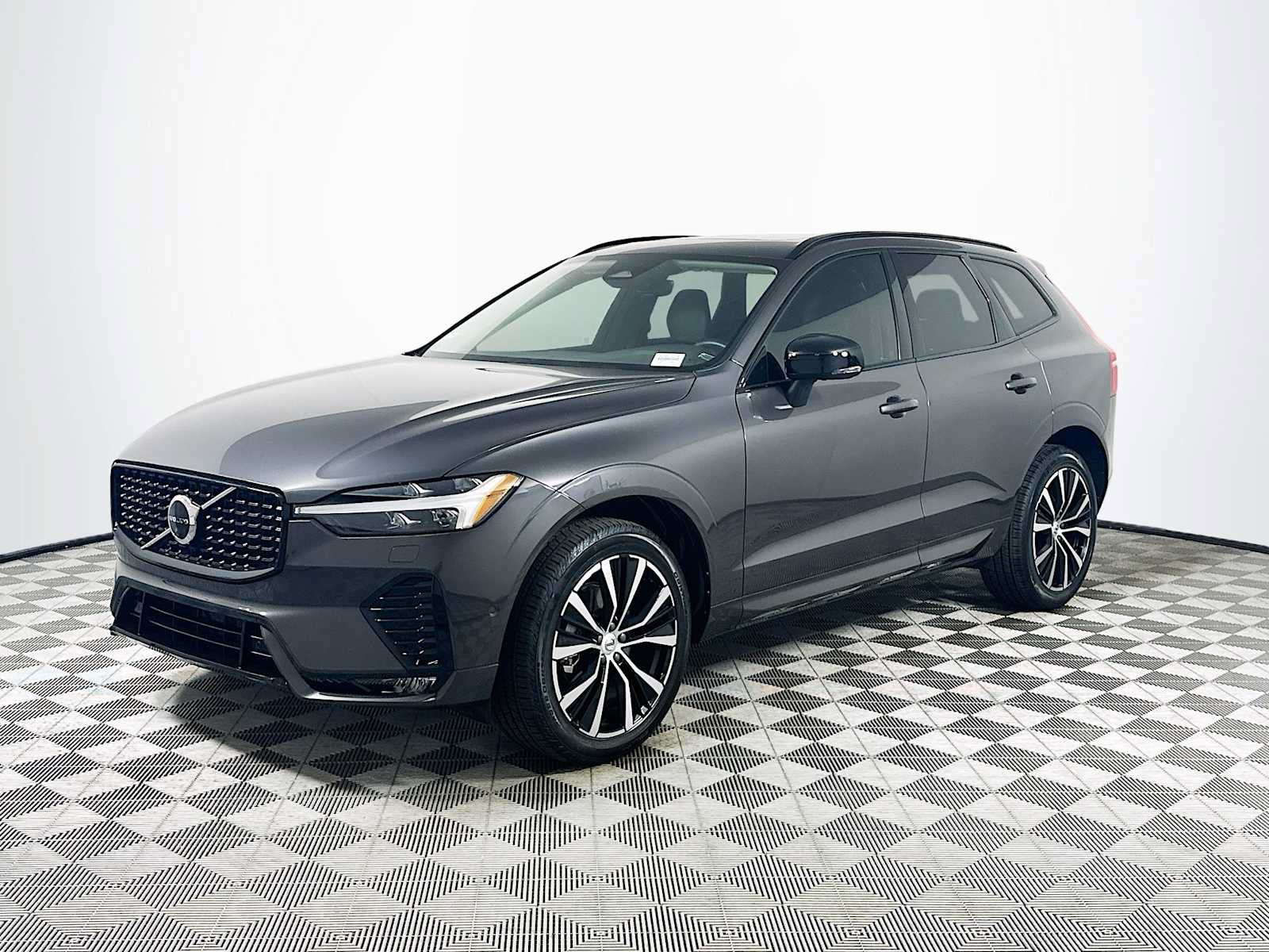 Used 2023 Volvo XC60 B5 Plus w/ Climate Package AWD/4WD image 3