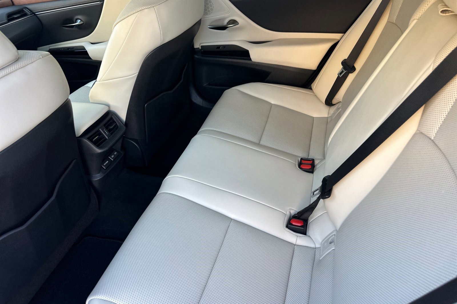 Certified 2025 Lexus ES 300h w/ Premium Package image 27