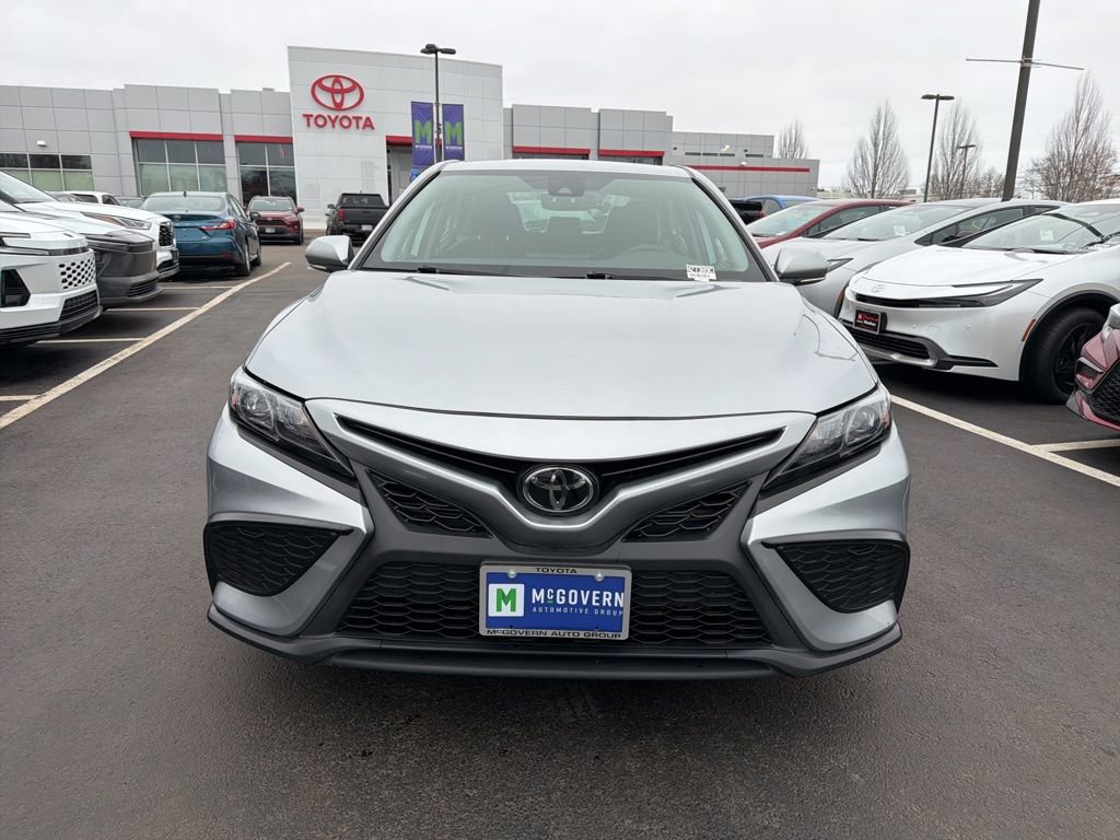 Used 2023 Toyota Camry SE image 2