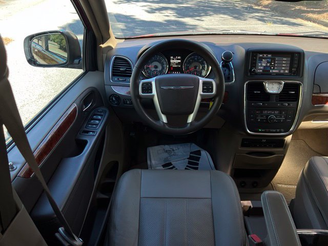 Used 2015 Chrysler Town & Country Touring-L w/ Driver Convenience Group FWD image 29