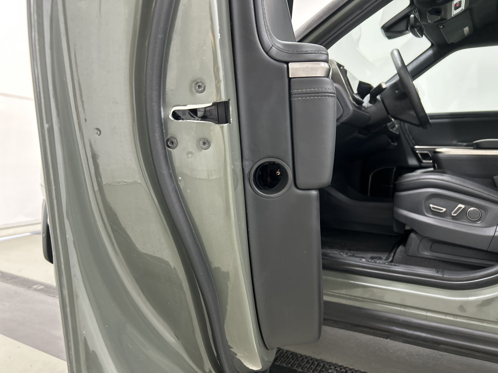 Used 2022 Rivian R1S Launch Edition Quad AWD/4WD image 32