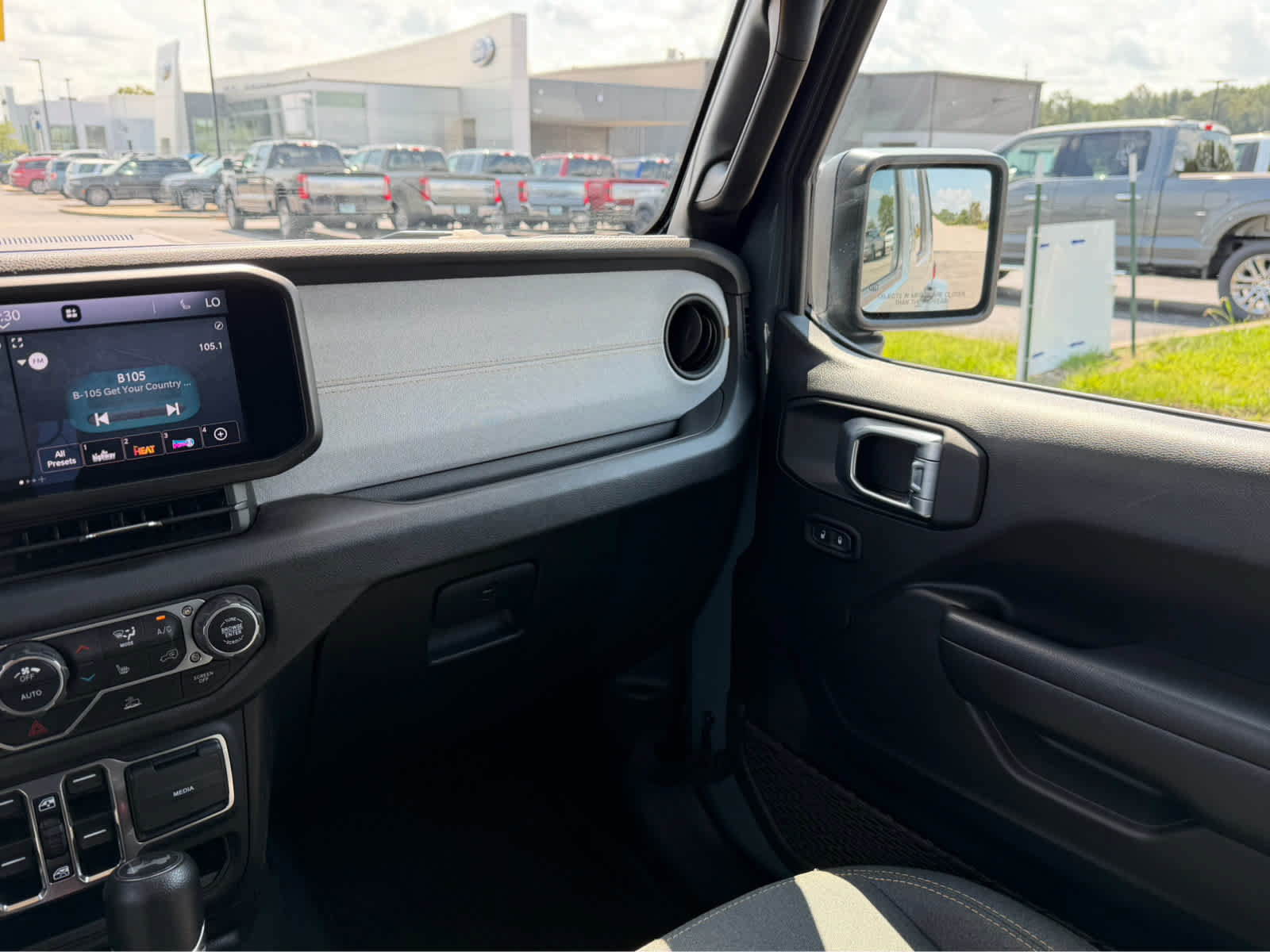 Used 2024 Jeep Wrangler Unlimited w/ Convenience Group AWD/4WD image 28