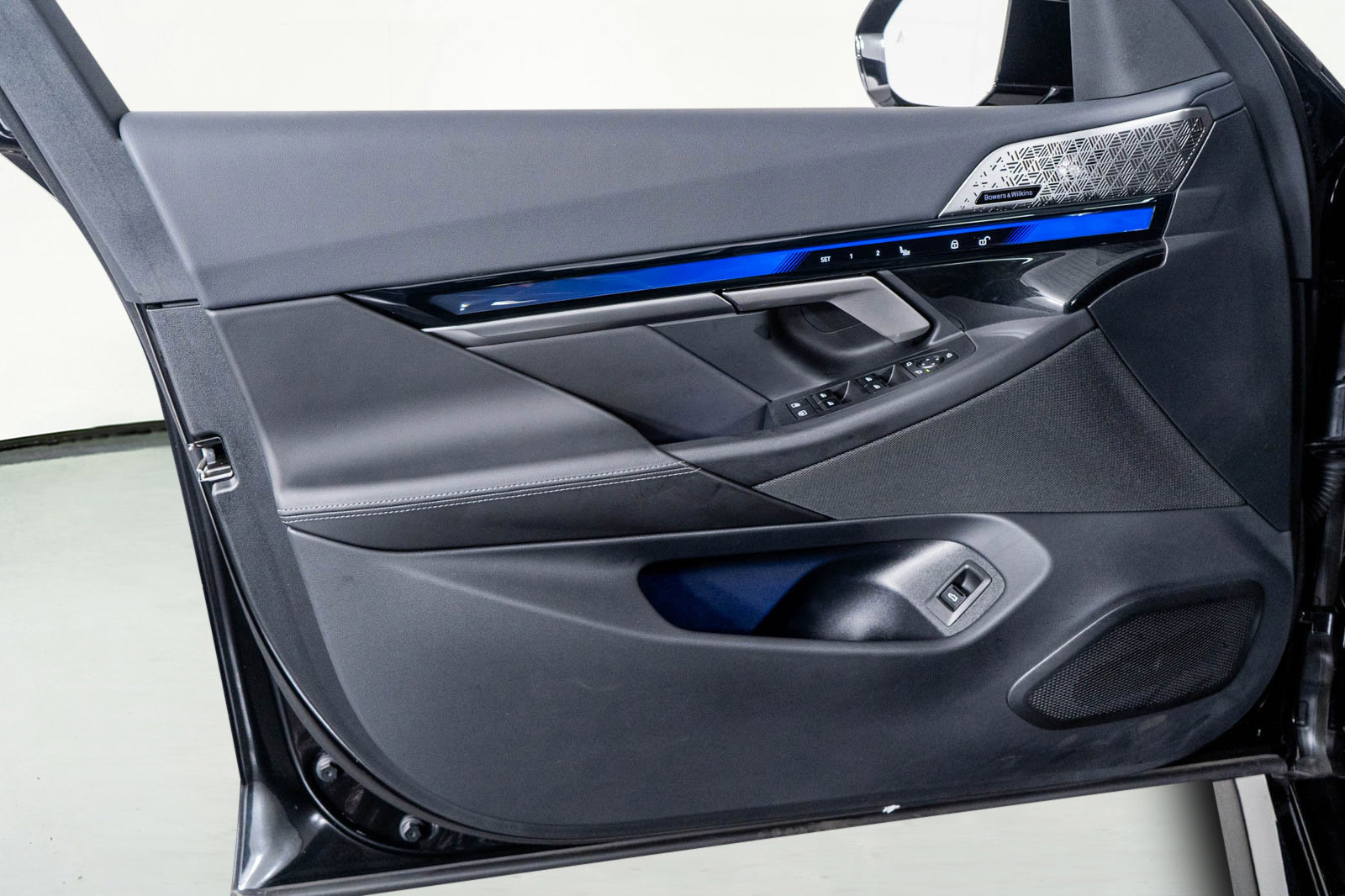 Used 2025 BMW M5 w/ Executive Package image 46