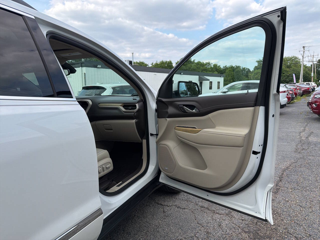Used 2019 GMC Acadia Denali w/ Technology Package FWD image 39
