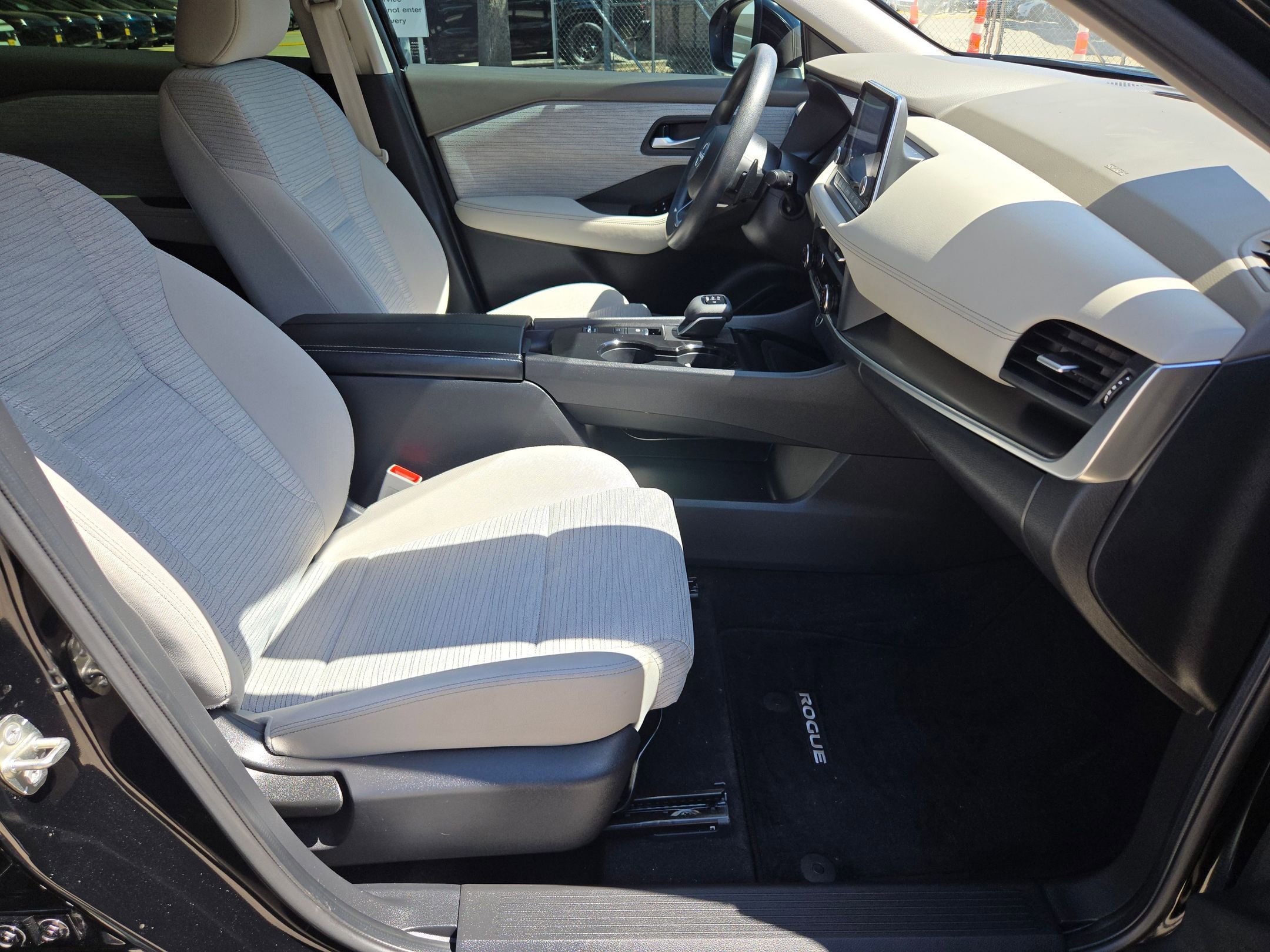 Used 2023 Nissan Rogue SV image 27