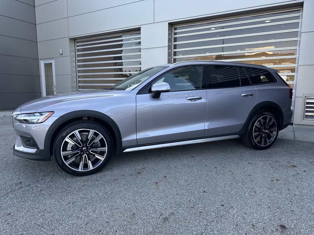 Used 2026 Volvo V60 B5 Cross Country Ultra w/ Climate Package AWD/4WD image 3