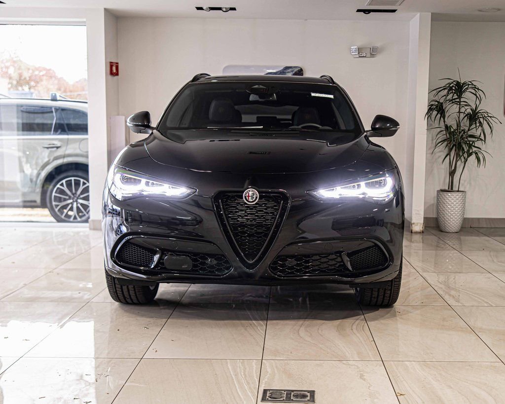 New 2025 Alfa Romeo Stelvio Sprint image 2