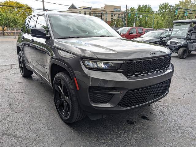 Used 2023 Jeep Grand Cherokee Altitude AWD/4WD image 6