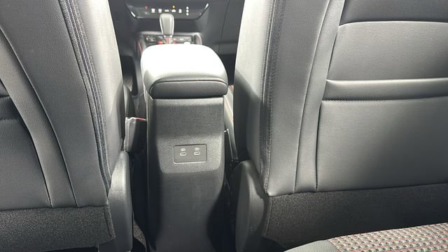 Used 2025 Nissan Kicks SR w/ Illumination Package image 33