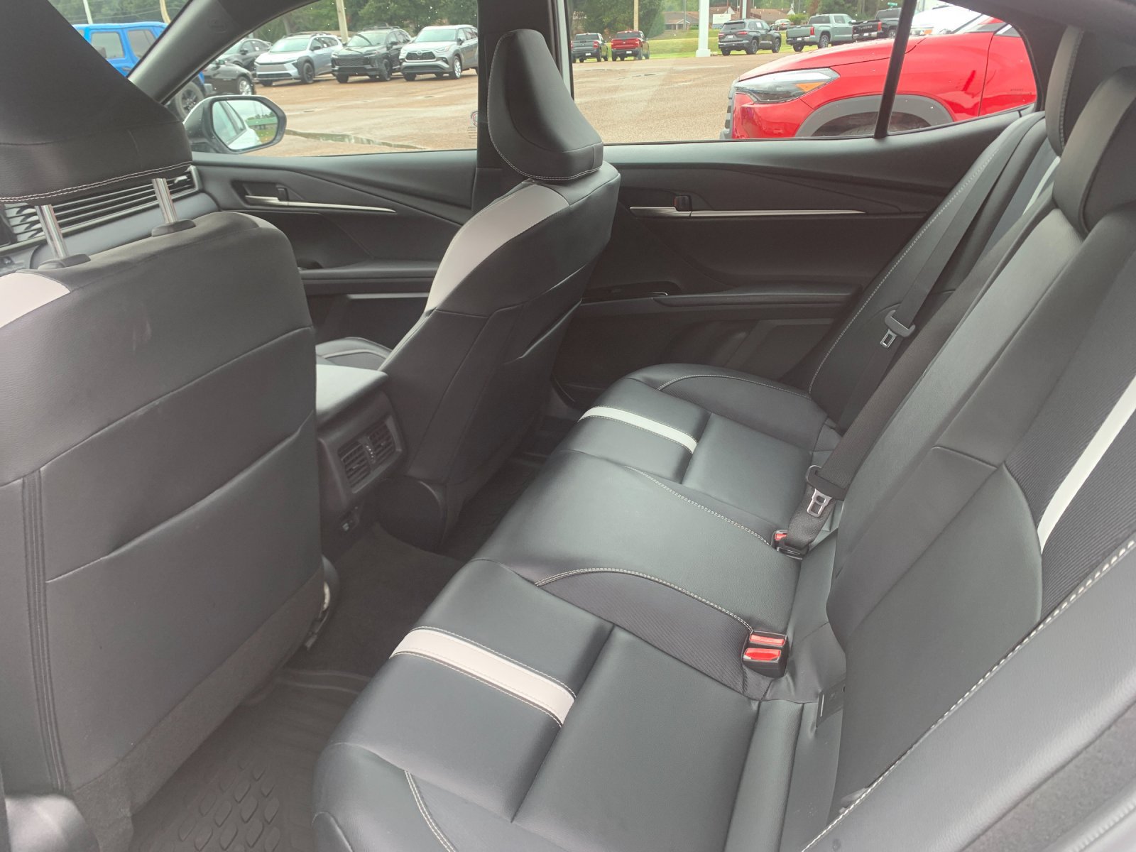 Used 2025 Toyota Camry SE FWD image 15