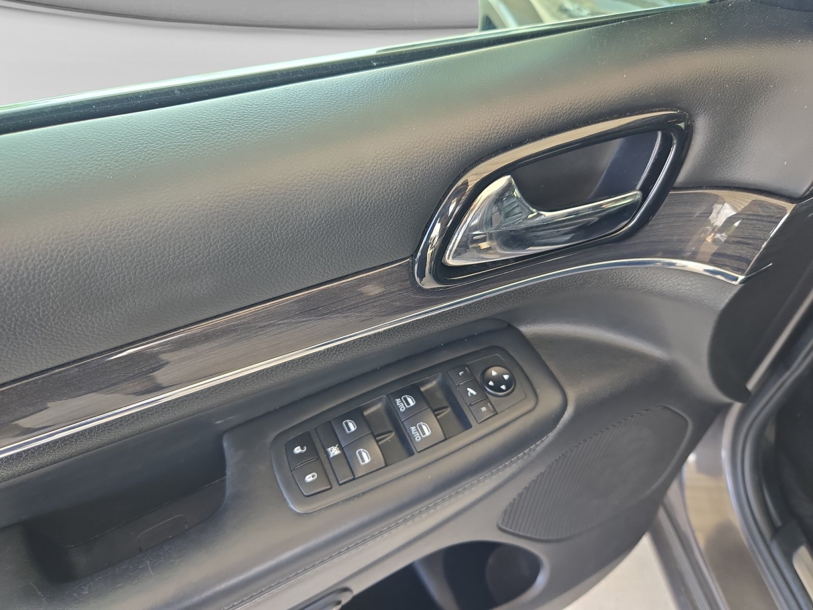 Used 2020 Jeep Grand Cherokee Overland RWD image 11