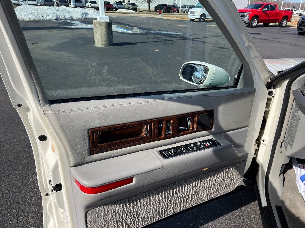 Used 1993 Cadillac Fleetwood Sedan RWD image 22