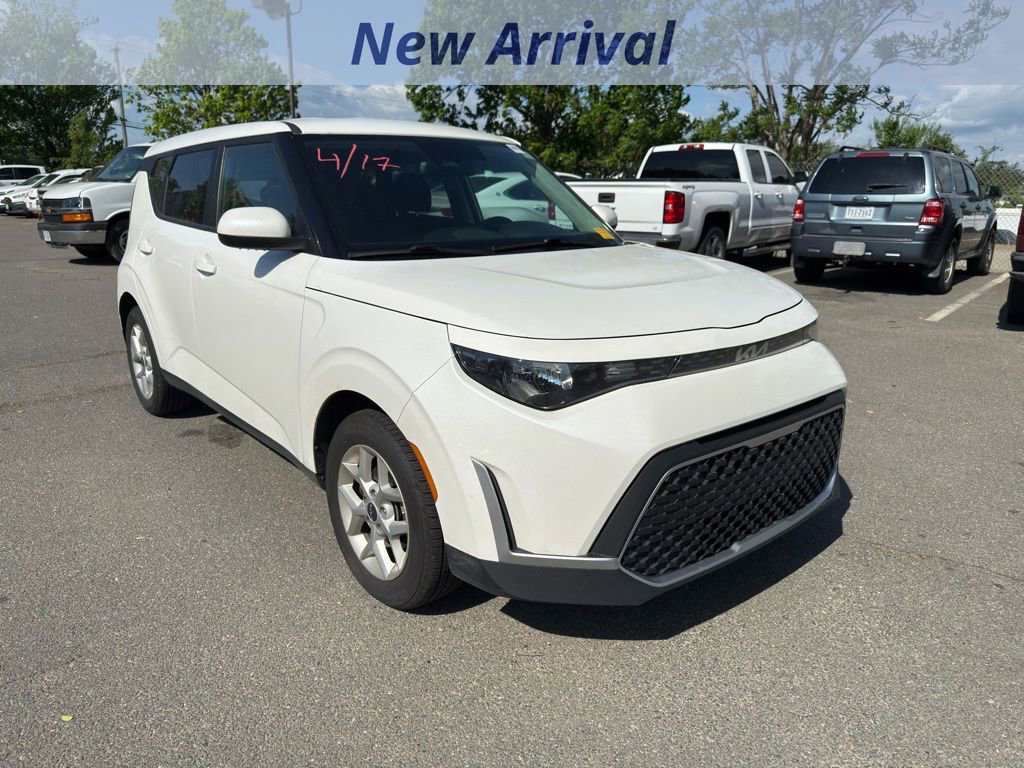 Used 2025 Kia Soul LX w/ LX Technology Package FWD image 2