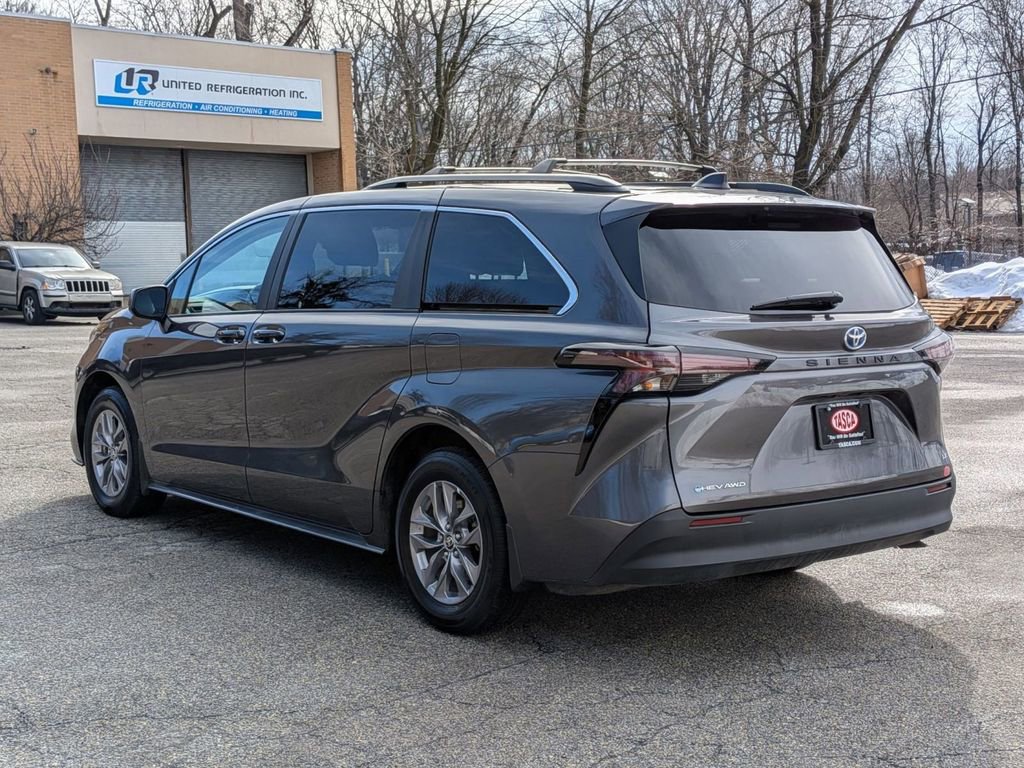 Used 2025 Toyota Sienna LE w/ LE Plus Package image 7