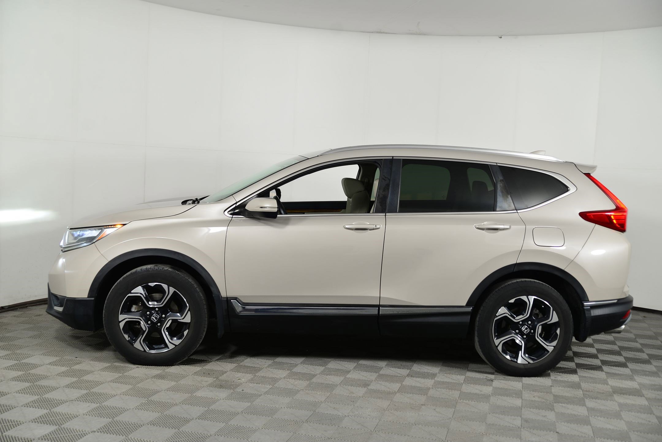 Used 2018 Honda CR-V Touring image 2