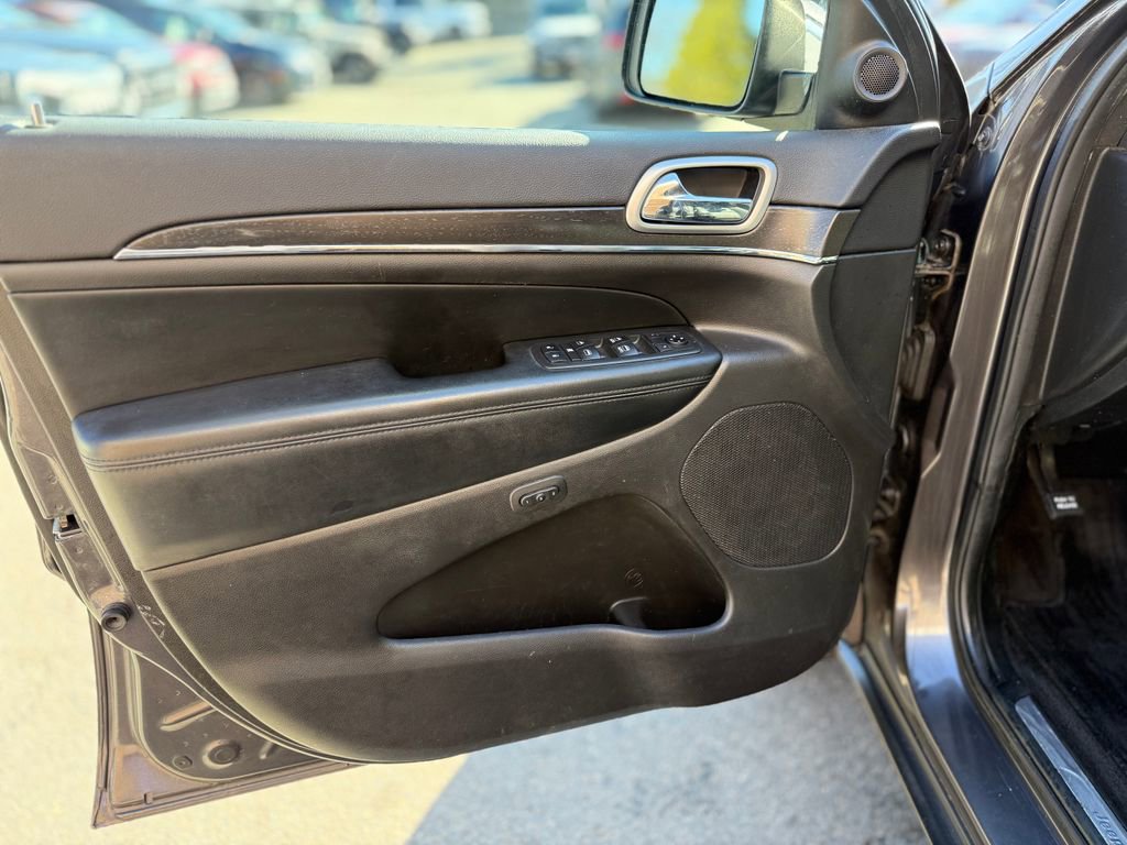 Used 2018 Jeep Grand Cherokee Limited image 16