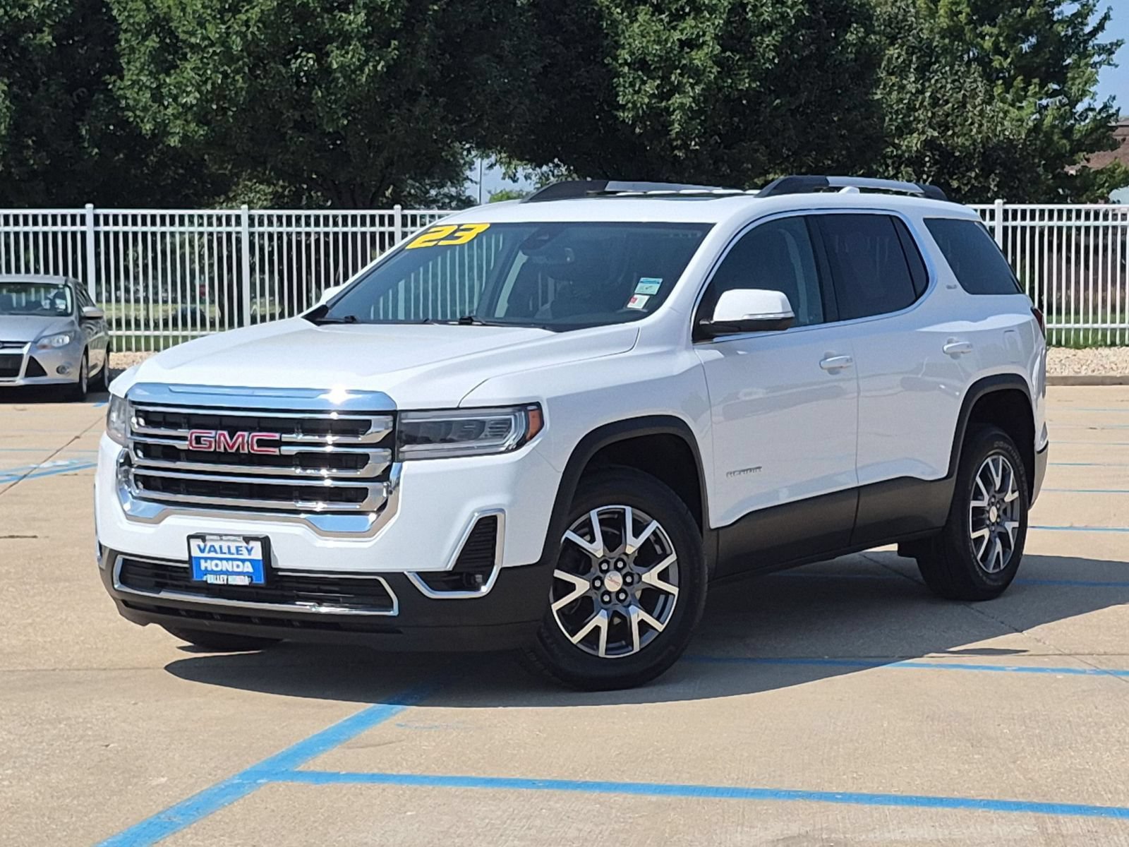 Used 2023 GMC Acadia SLT w/ Preferred Package AWD/4WD image 2