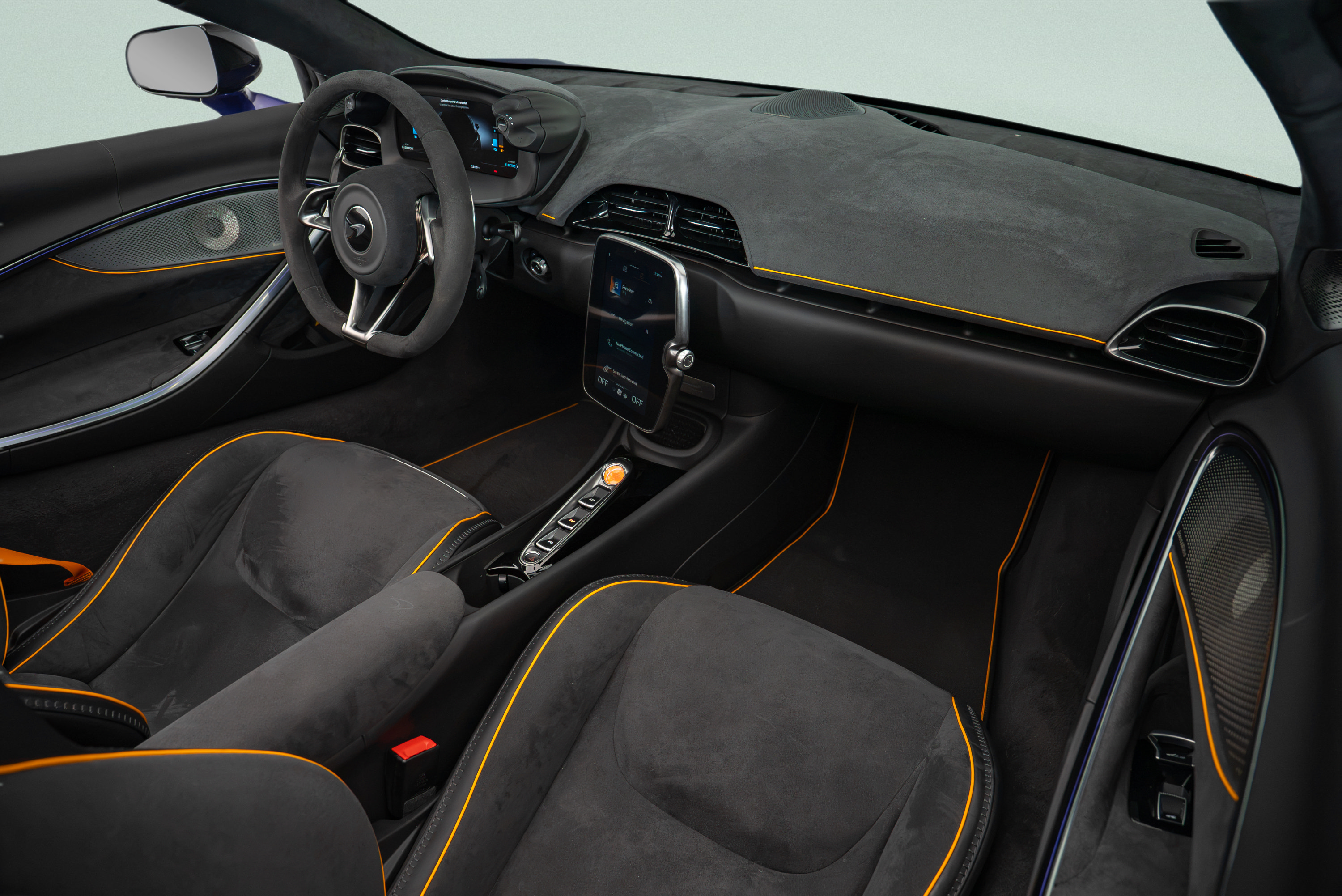 Used 2025 McLaren Artura Spider RWD image 9