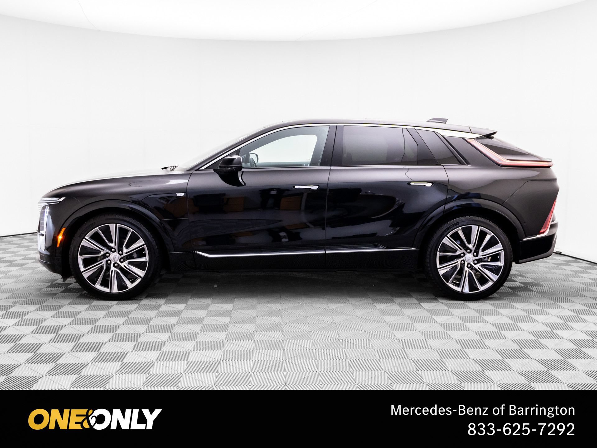 Used 2025 Cadillac Lyriq Luxury w/ LPO, Floor Liner Package AWD/4WD image 2