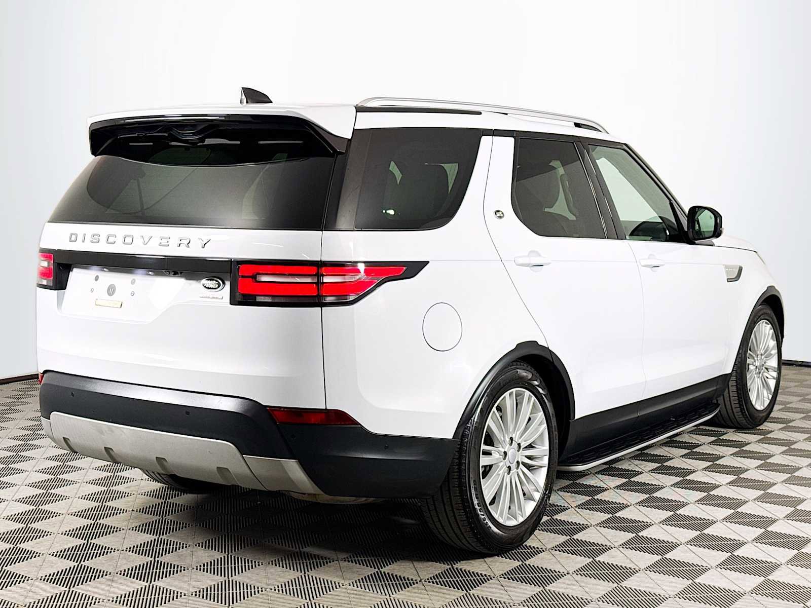 Used 2020 Land Rover Discovery HSE image 5